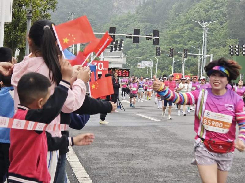 包含赛场狂欢：球迷热情激情洋溢！的词条