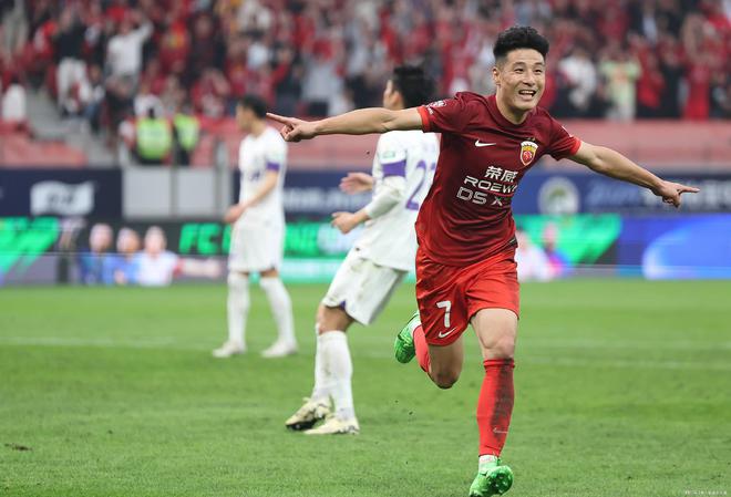 梅西重伤倒地，武磊全队围拢祈祷，场面感人的简单介绍