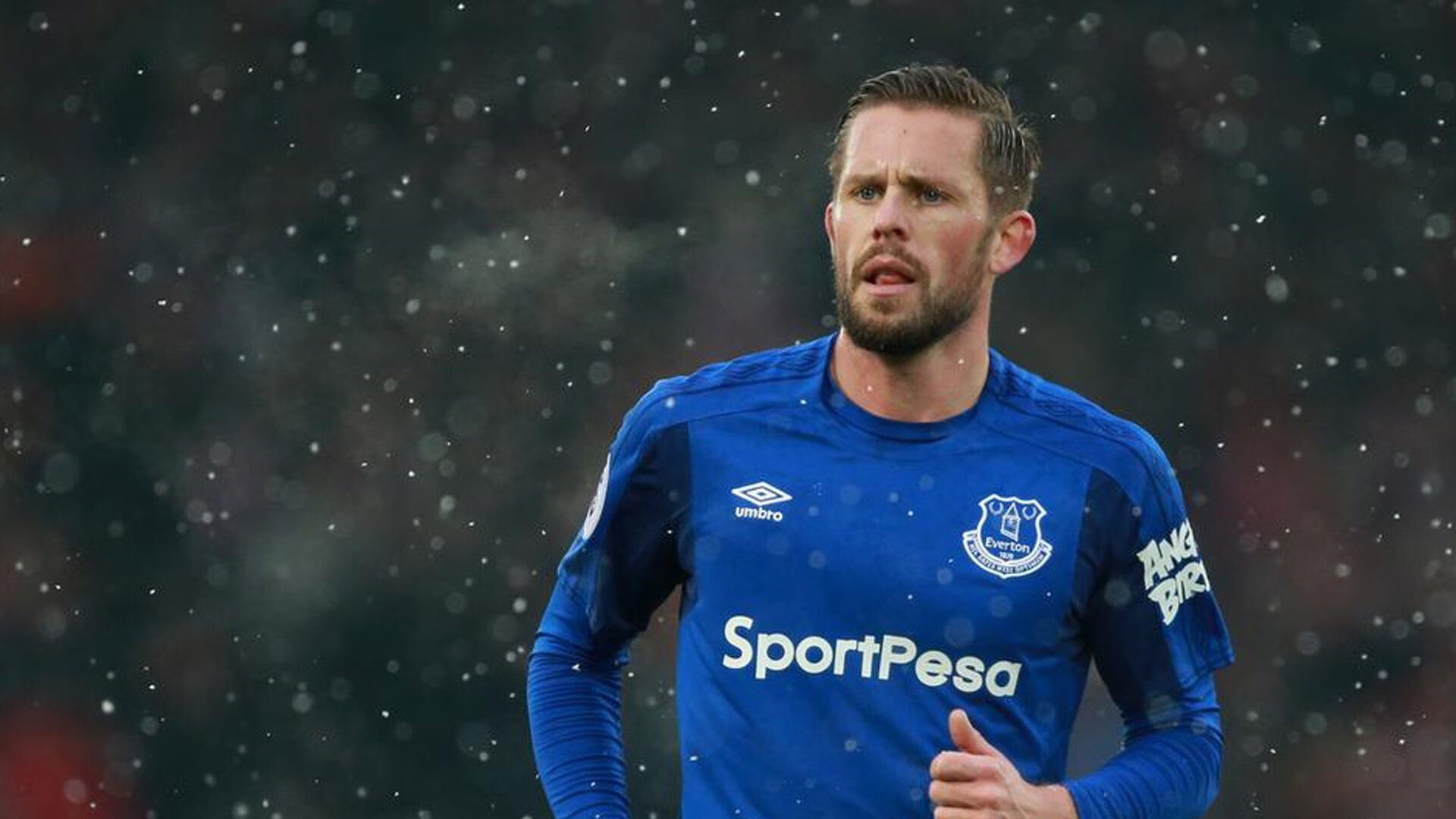 重返赛场引爆全场！，西亚卡姆意外战胜西班牙队观众掌声雷动